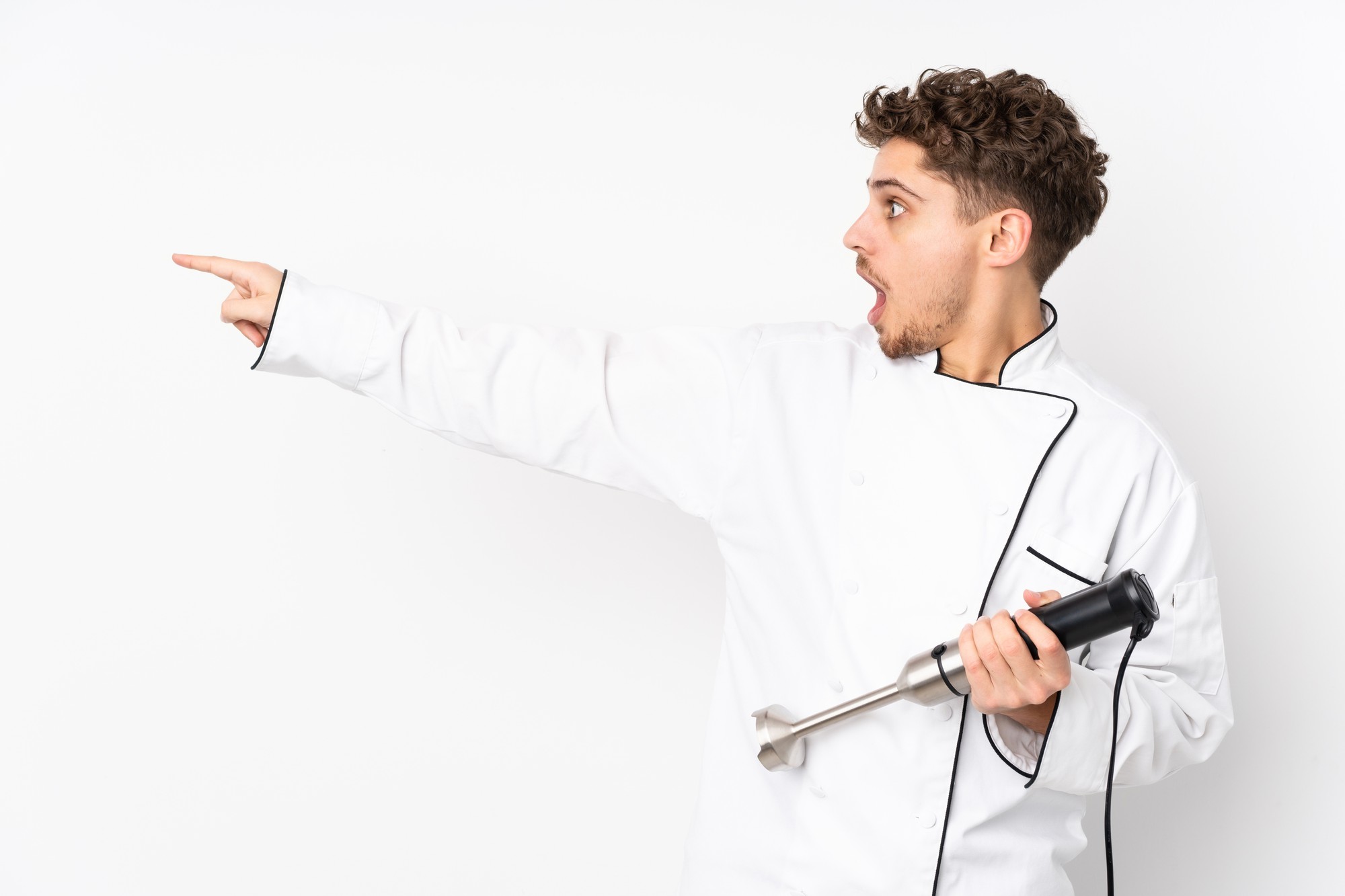 Chef online che mostra piatto